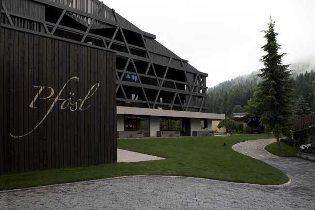 Forms and traditional materials for the expansion of a hotel